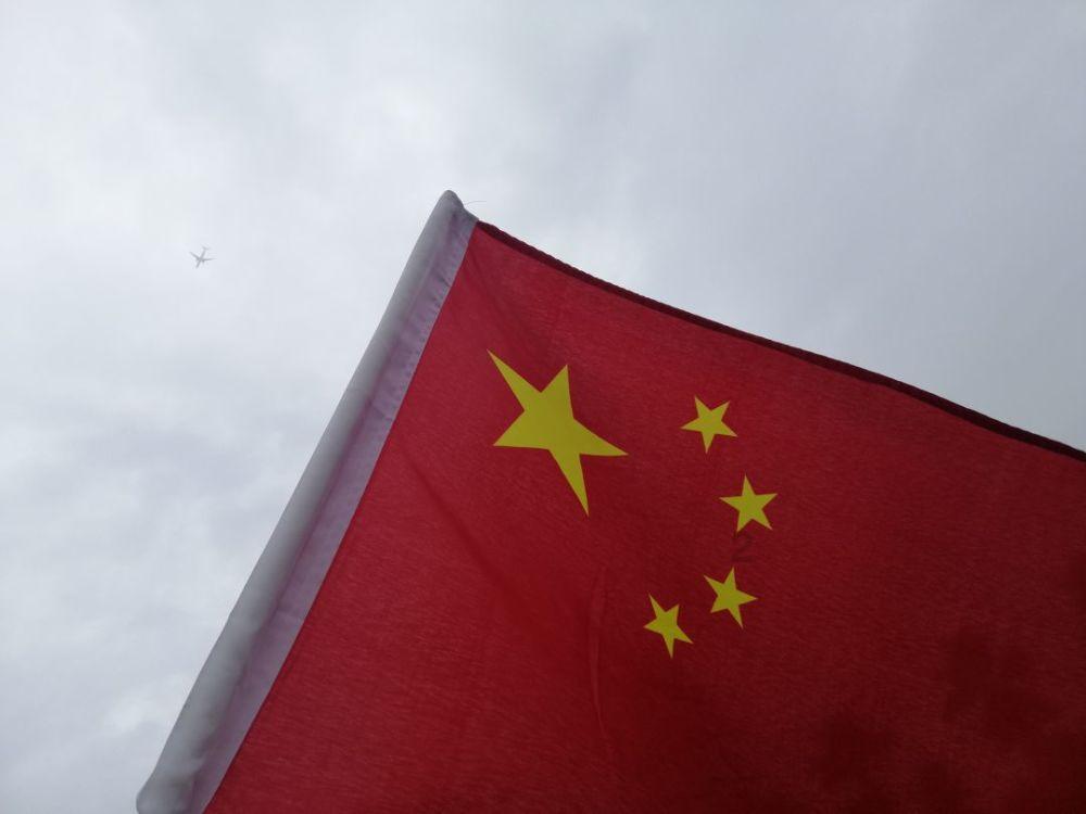 男子开车未按要求开转向灯，导致两车相碰擦